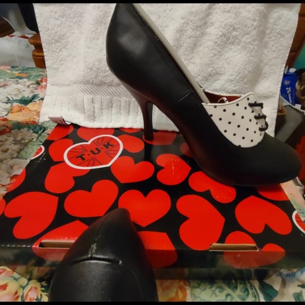 Tuk heels NWOT
